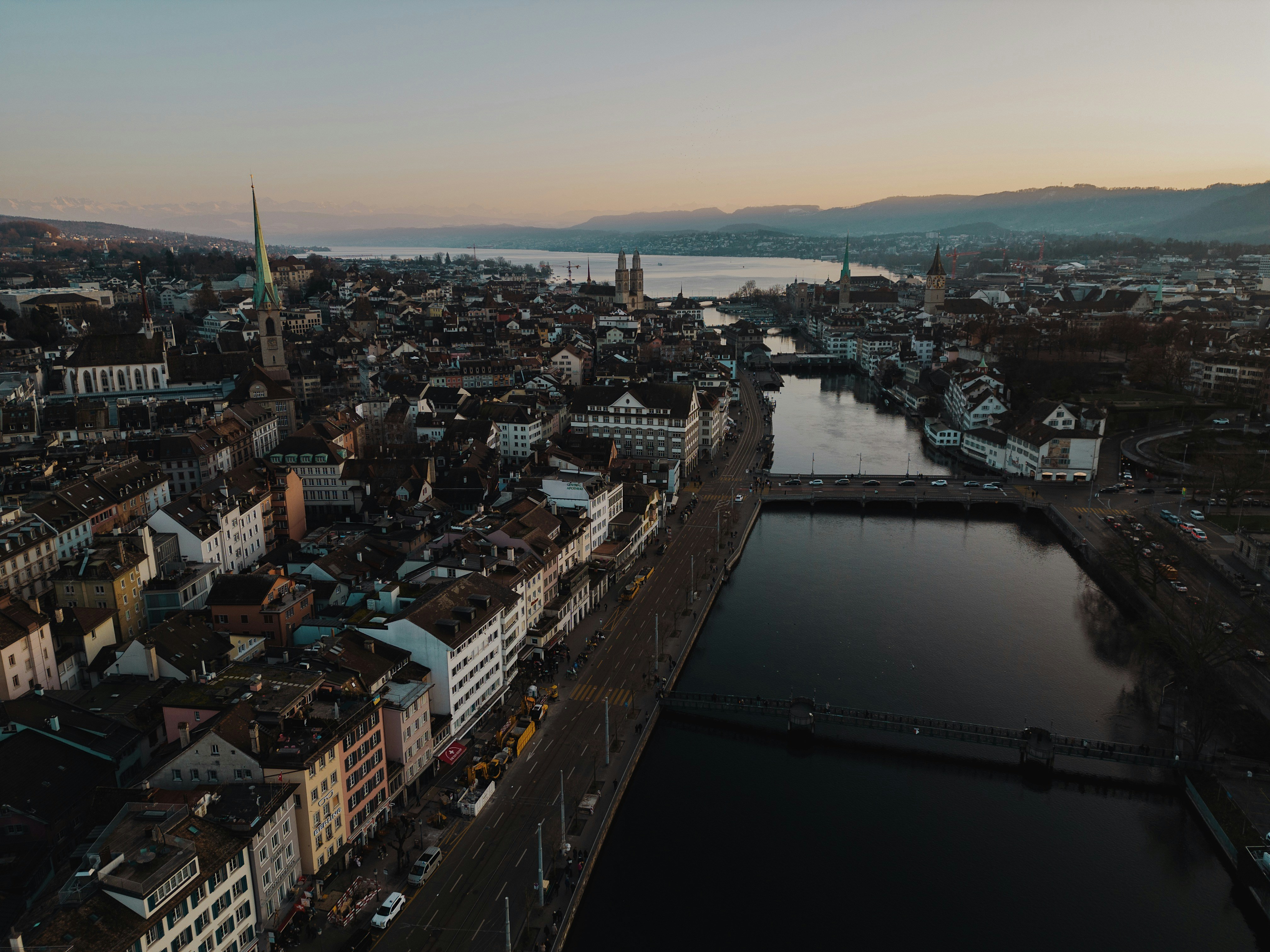 eine Luftaufnahme einer Stadt, durch die ein Fluss fließt