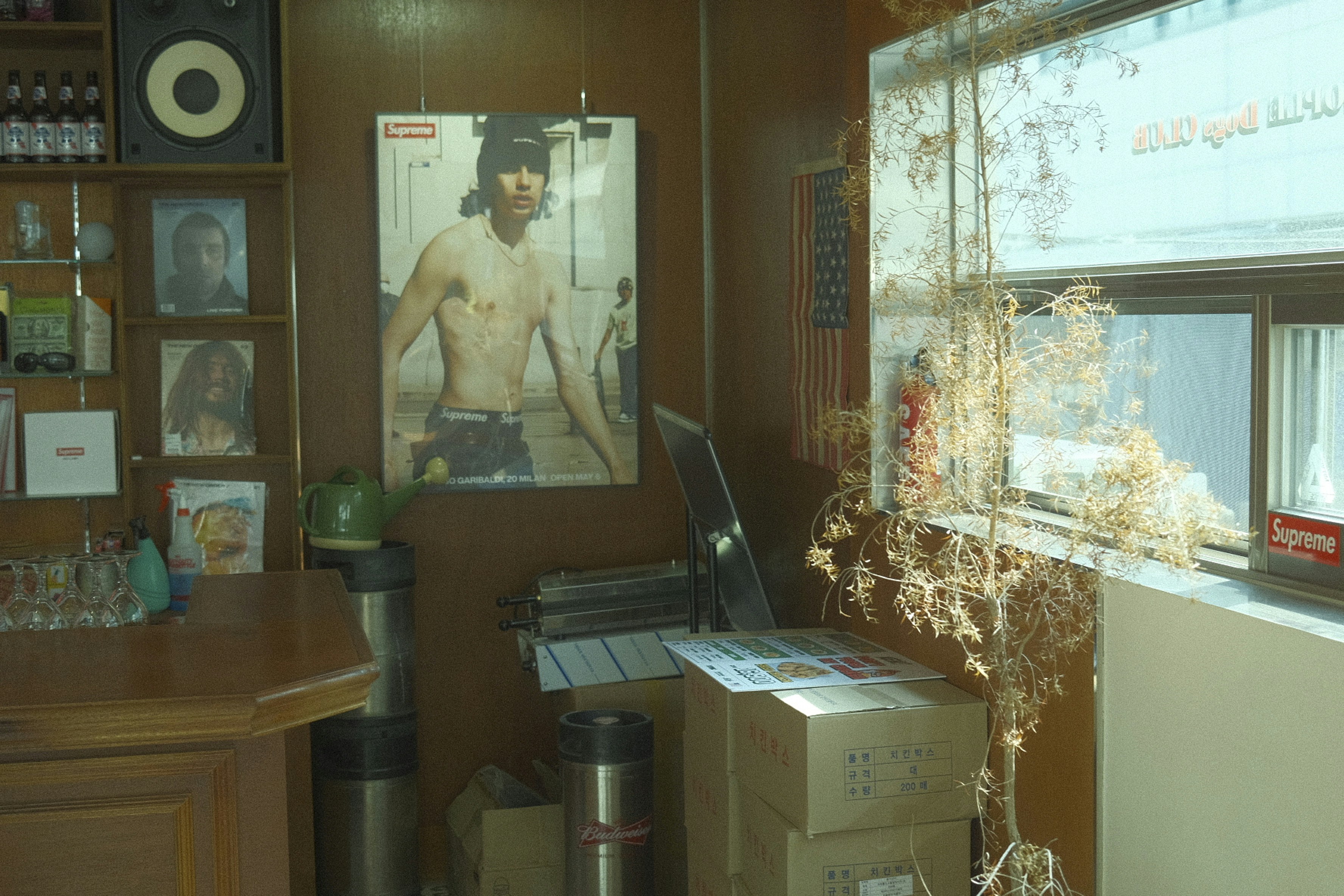 Una foto di un uomo a torso nudo appesa a un muro