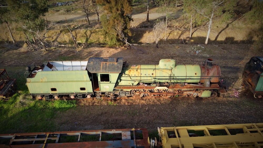 Un viejo tren sentado en medio de un campo
