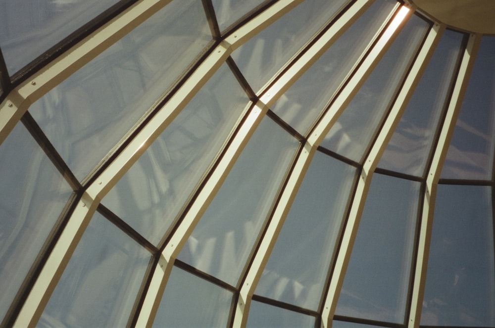 uma visão de perto do telhado de vidro de um edifício