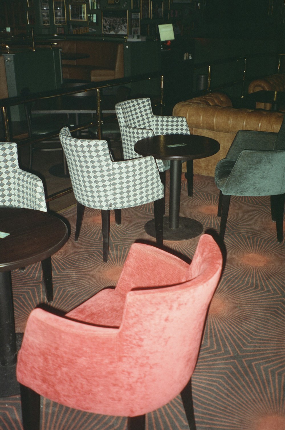 a bunch of chairs that are sitting in a room