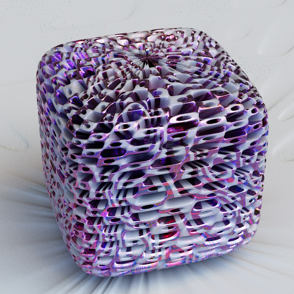 Un oggetto viola e bianco seduto sopra una superficie bianca