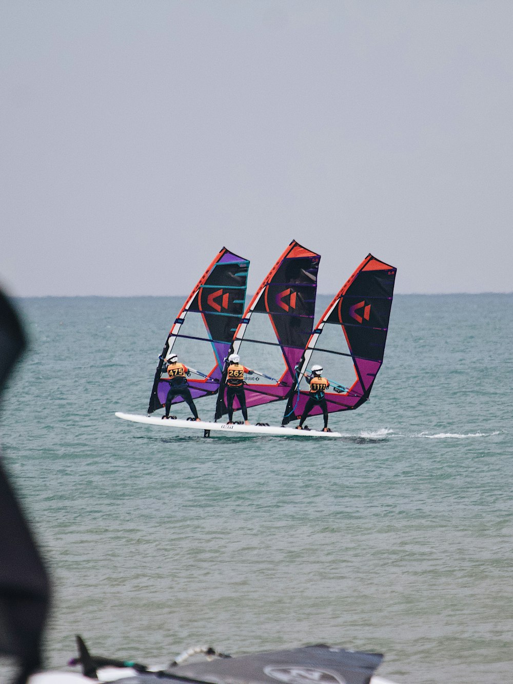 eine gruppe von leuten, die windsurfen im meer