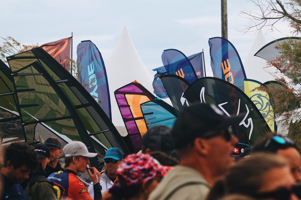 une foule de personnes debout les unes à côté des autres