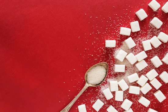 Cubos de azúcar sobre una cuchara