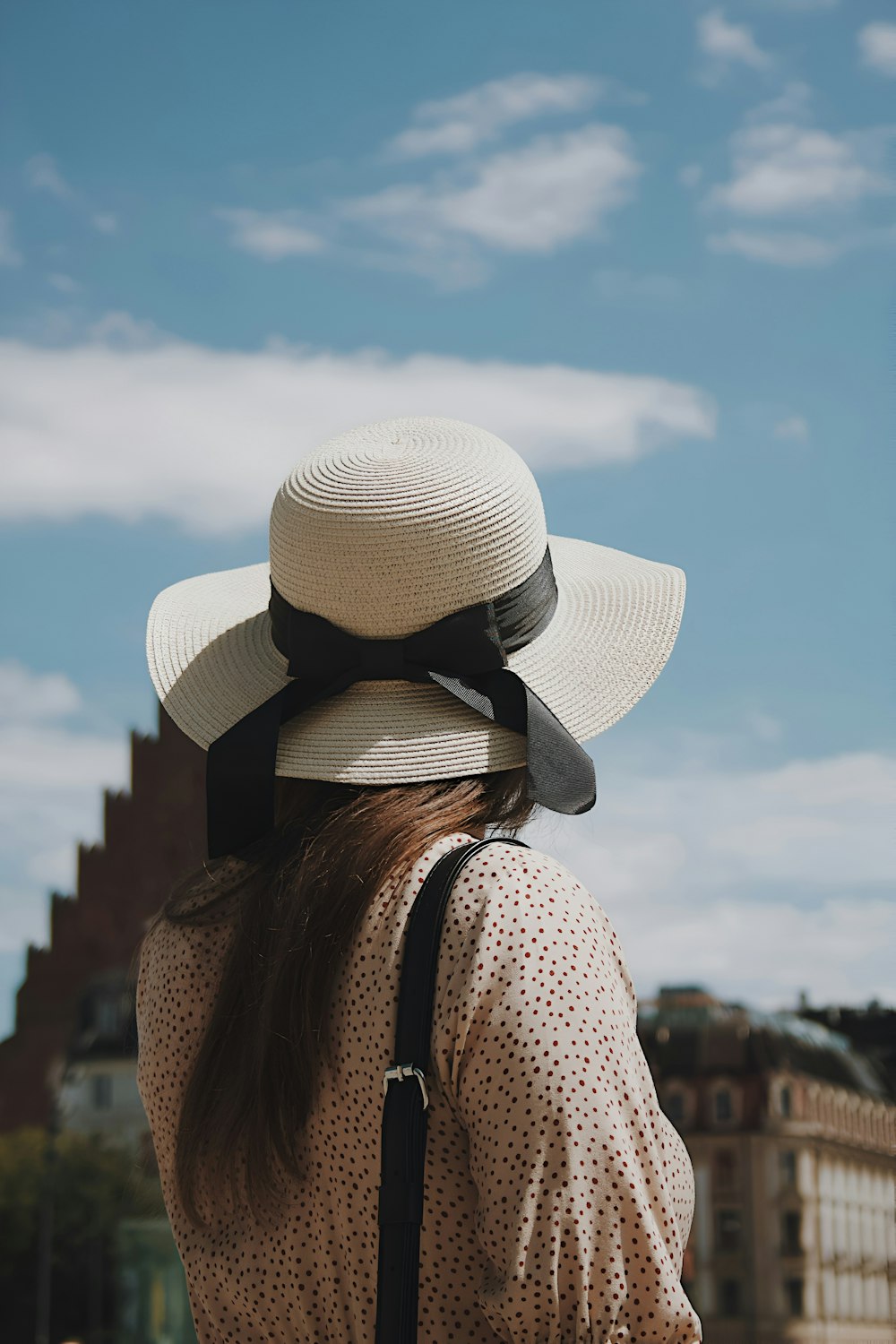 uma mulher usando um chapéu e uma mochila