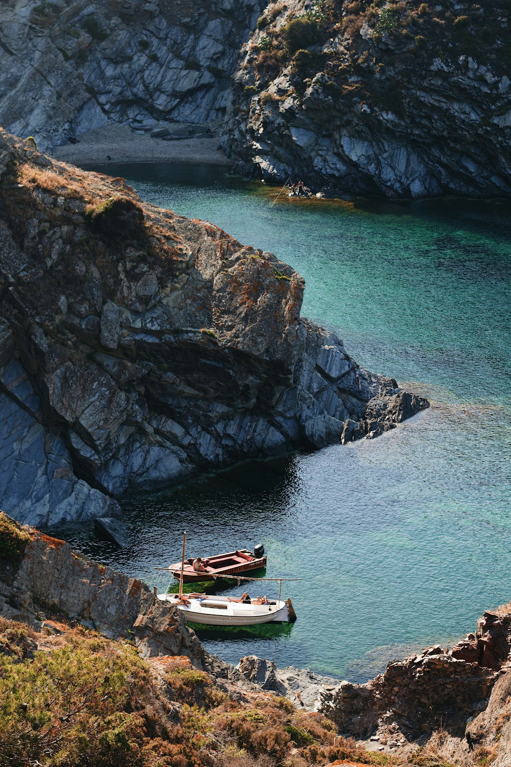 ein paar Boote, die im Wasser sitzen