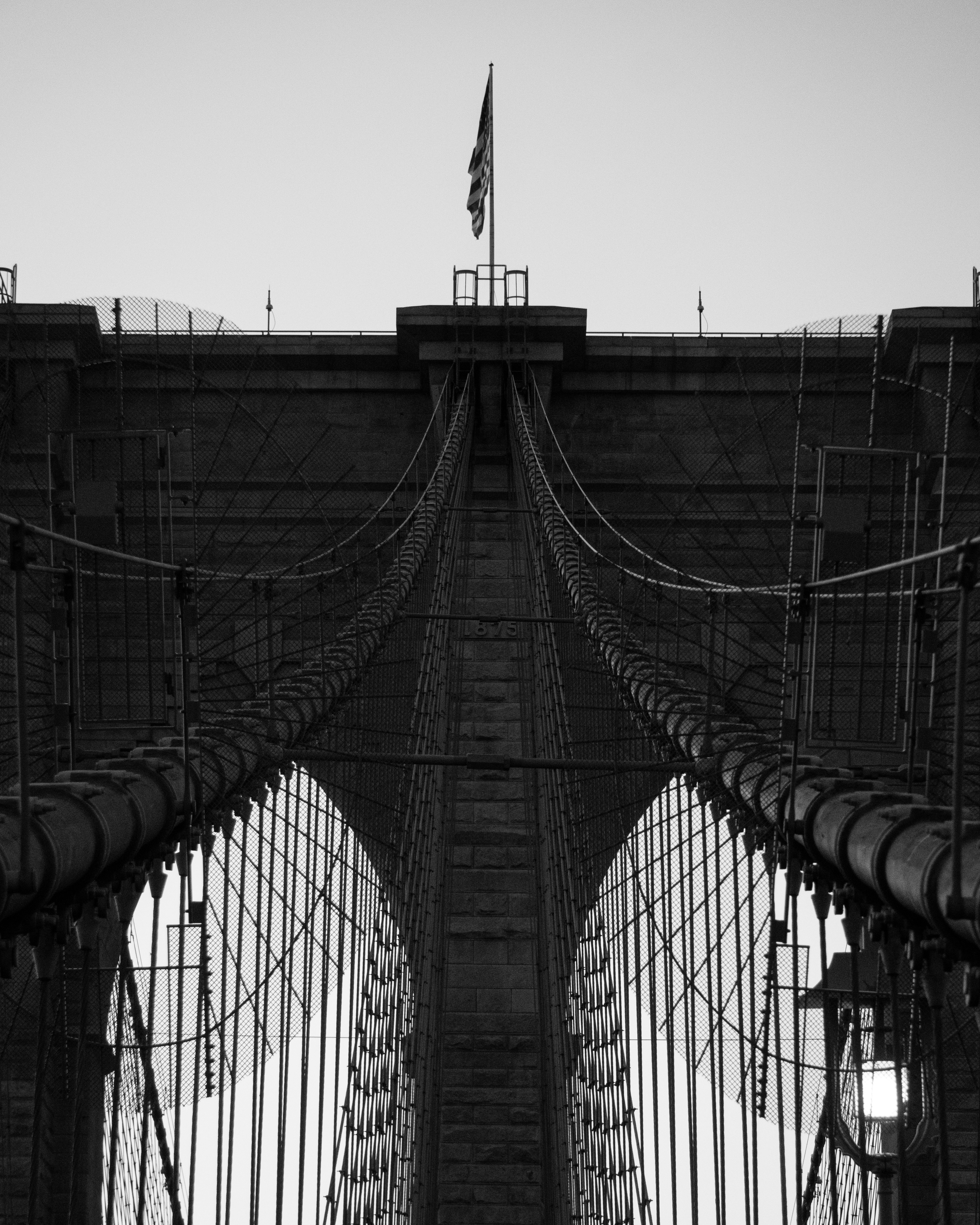 Ein Schwarz-Weiß-Foto der Brooklyn Bridge