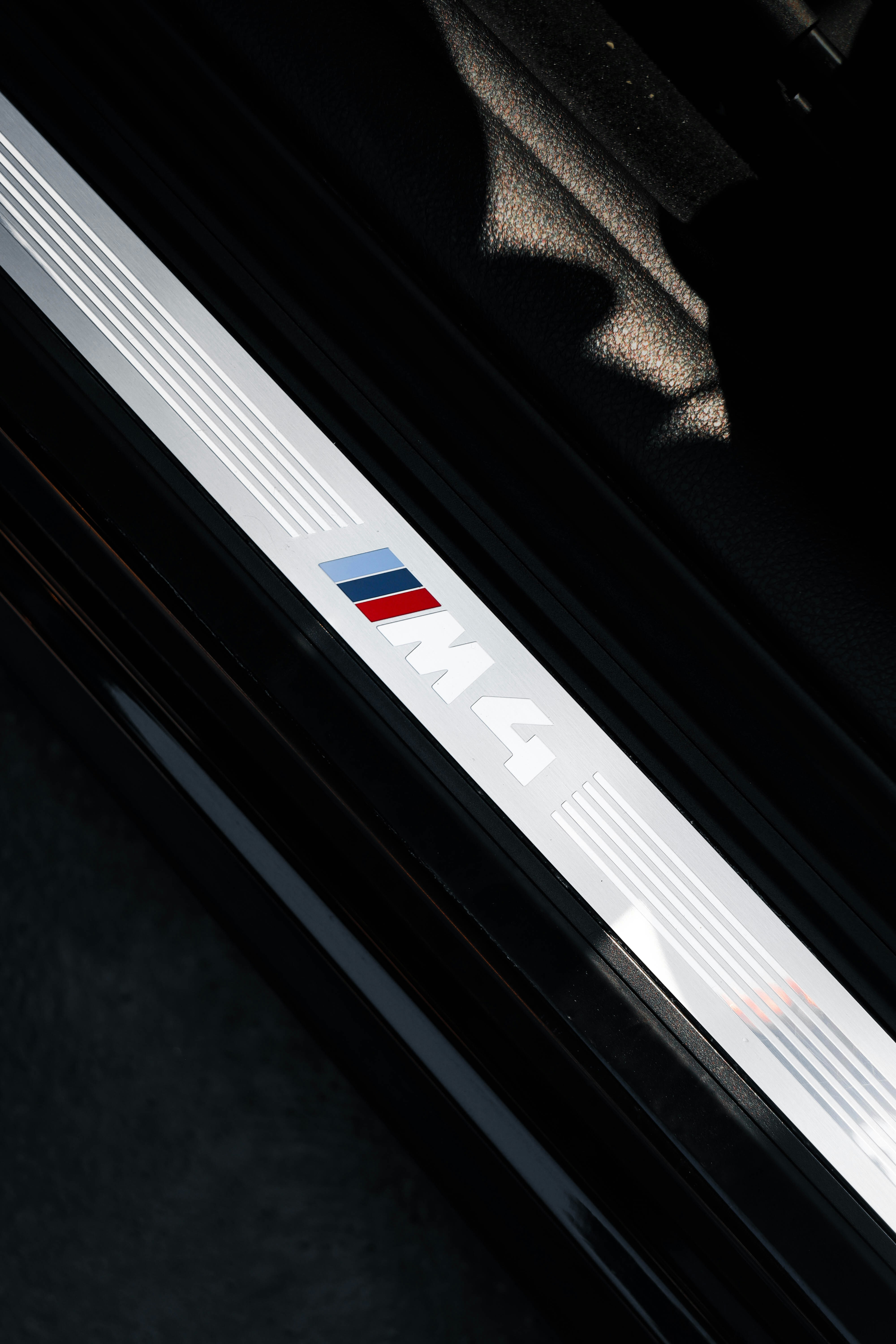 Nahaufnahme eines BMW-Logos auf einer Autotür