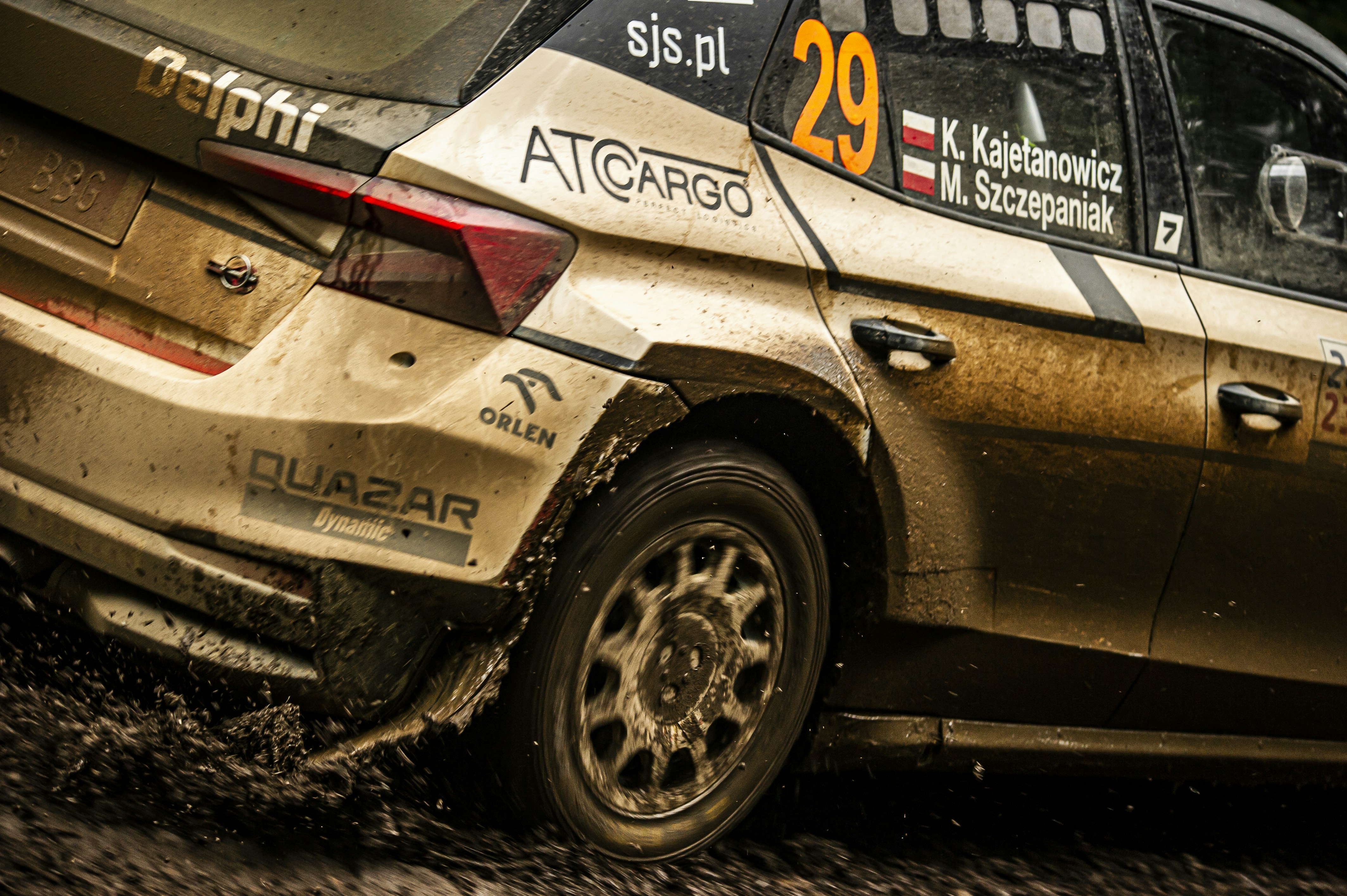 A rally car driving through a muddy road photo – Free Machine Image on ...