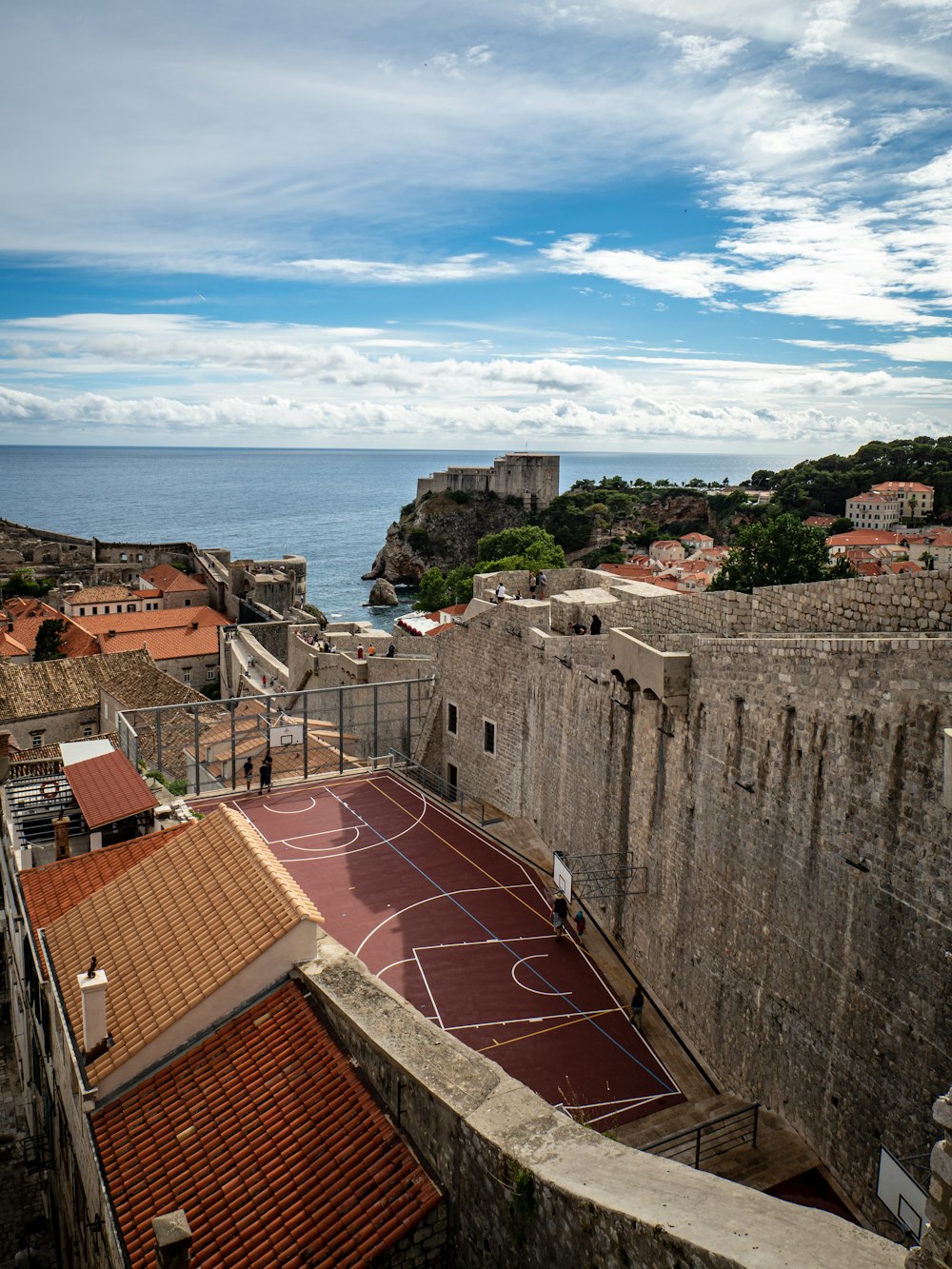 Un terrain de basket au milieu d’une ville