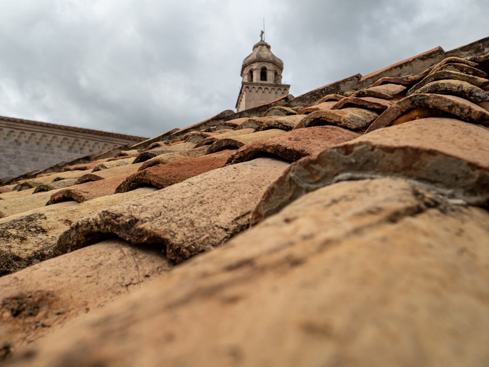 un edificio con una torre dell'orologio in cima