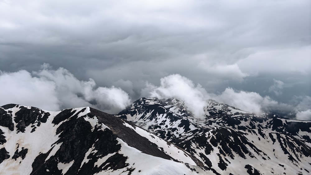 Una cadena montañosa cubierta de nieve bajo un cielo nublado