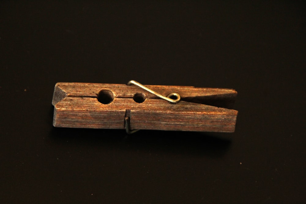 un pezzo di legno con due fori