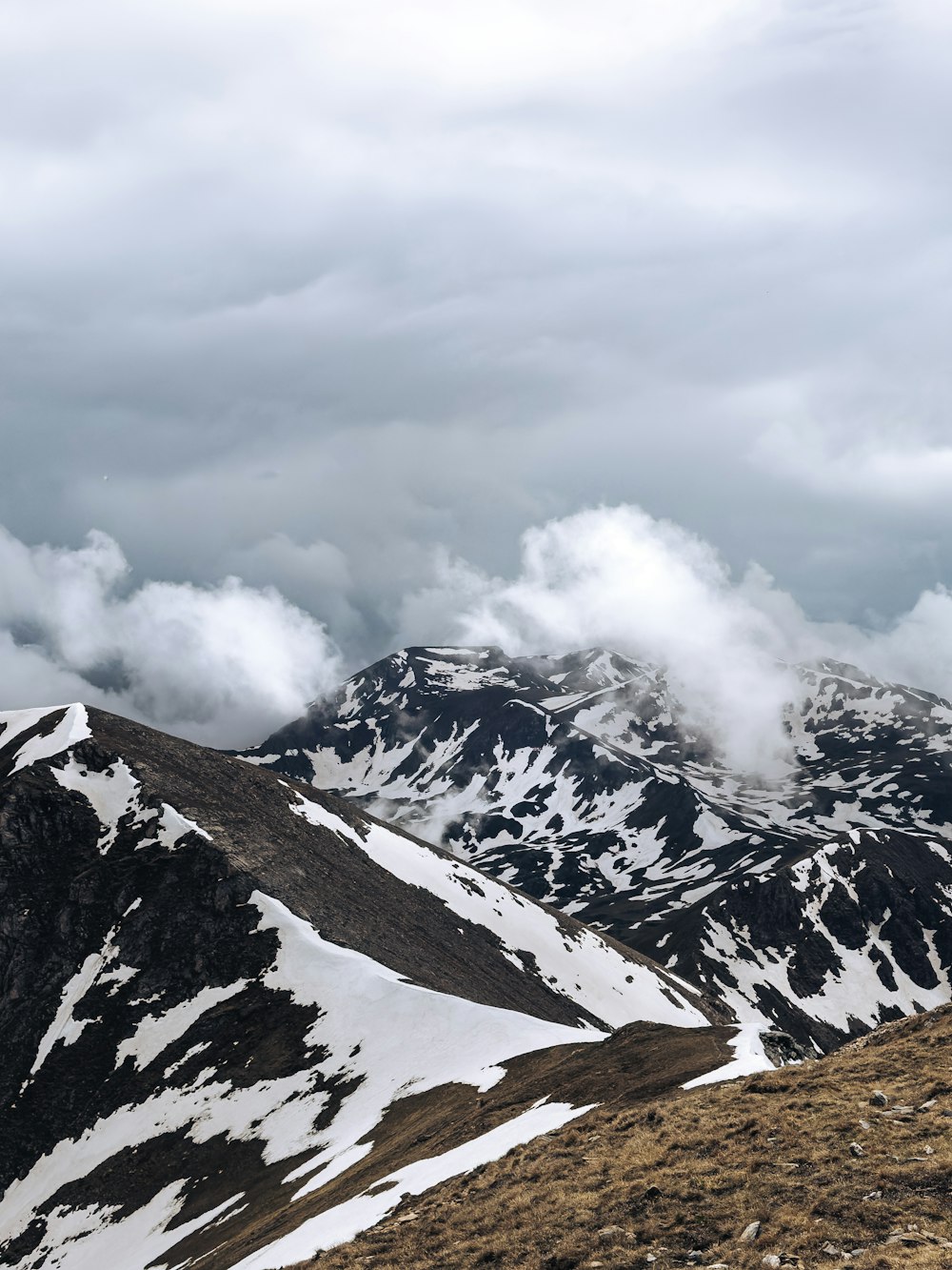 Una cadena montañosa cubierta de nieve y nubes