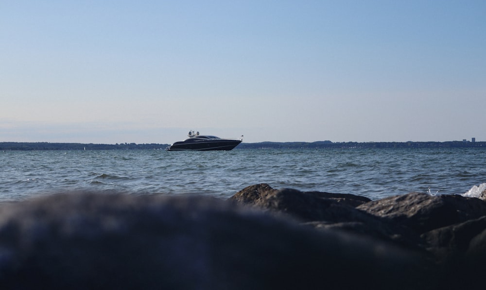 Ein Boot ist an einem sonnigen Tag auf dem Meer