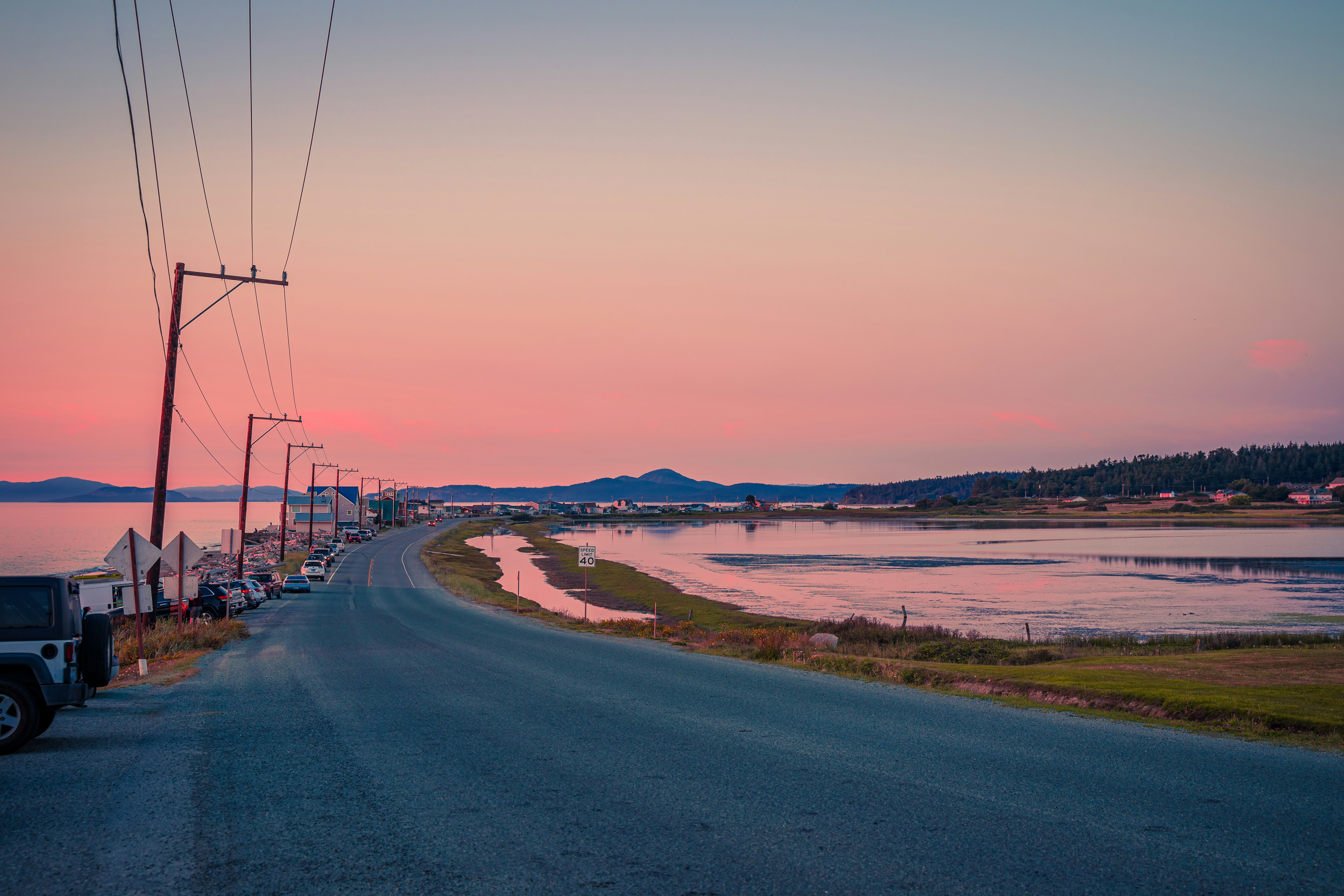 Un camion è parcheggiato sul lato della strada