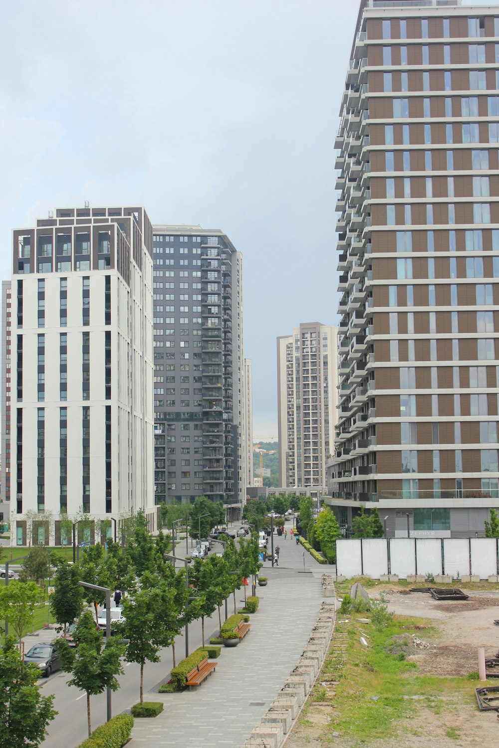 Un par de edificios altos sentados uno al lado del otro