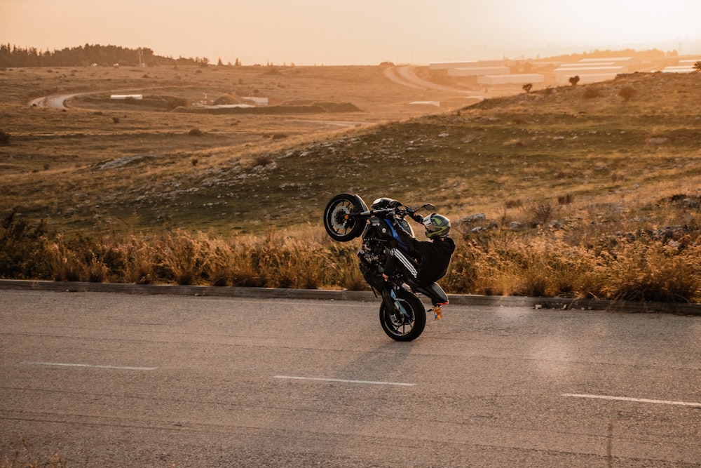 une personne sur une moto faisant un tour dans les airs