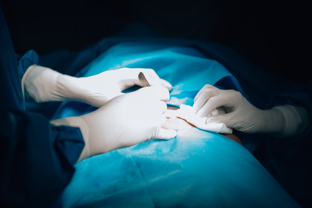 Una persona con guantes blancos está en una cama de hospital