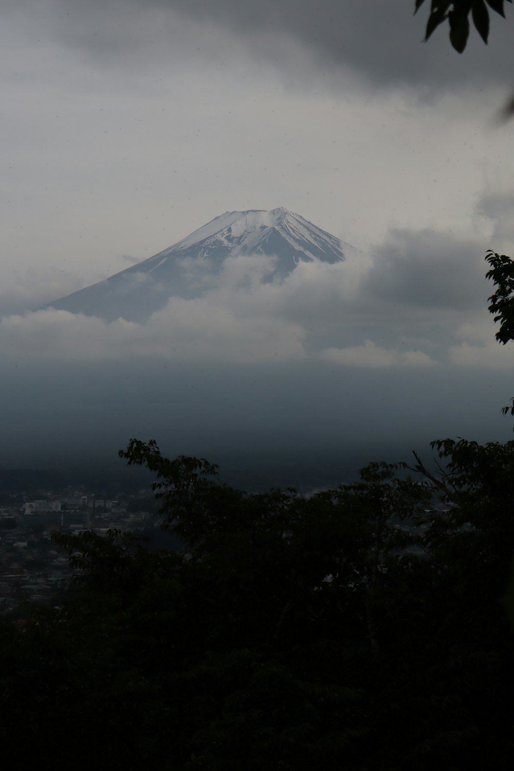 uma vista de uma montanha coberta de neve à distância