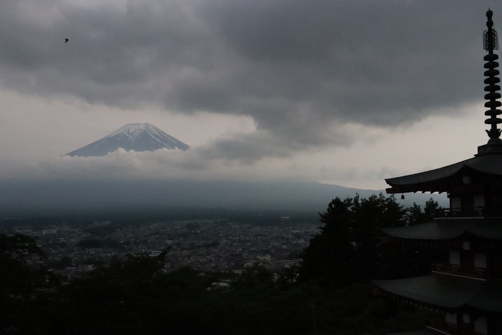 遠くに見える山の眺め