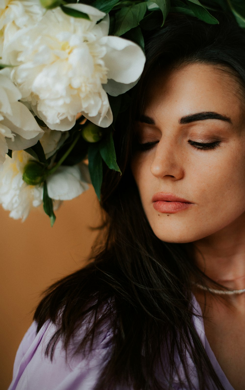 uma mulher com uma coroa de flores na cabeça