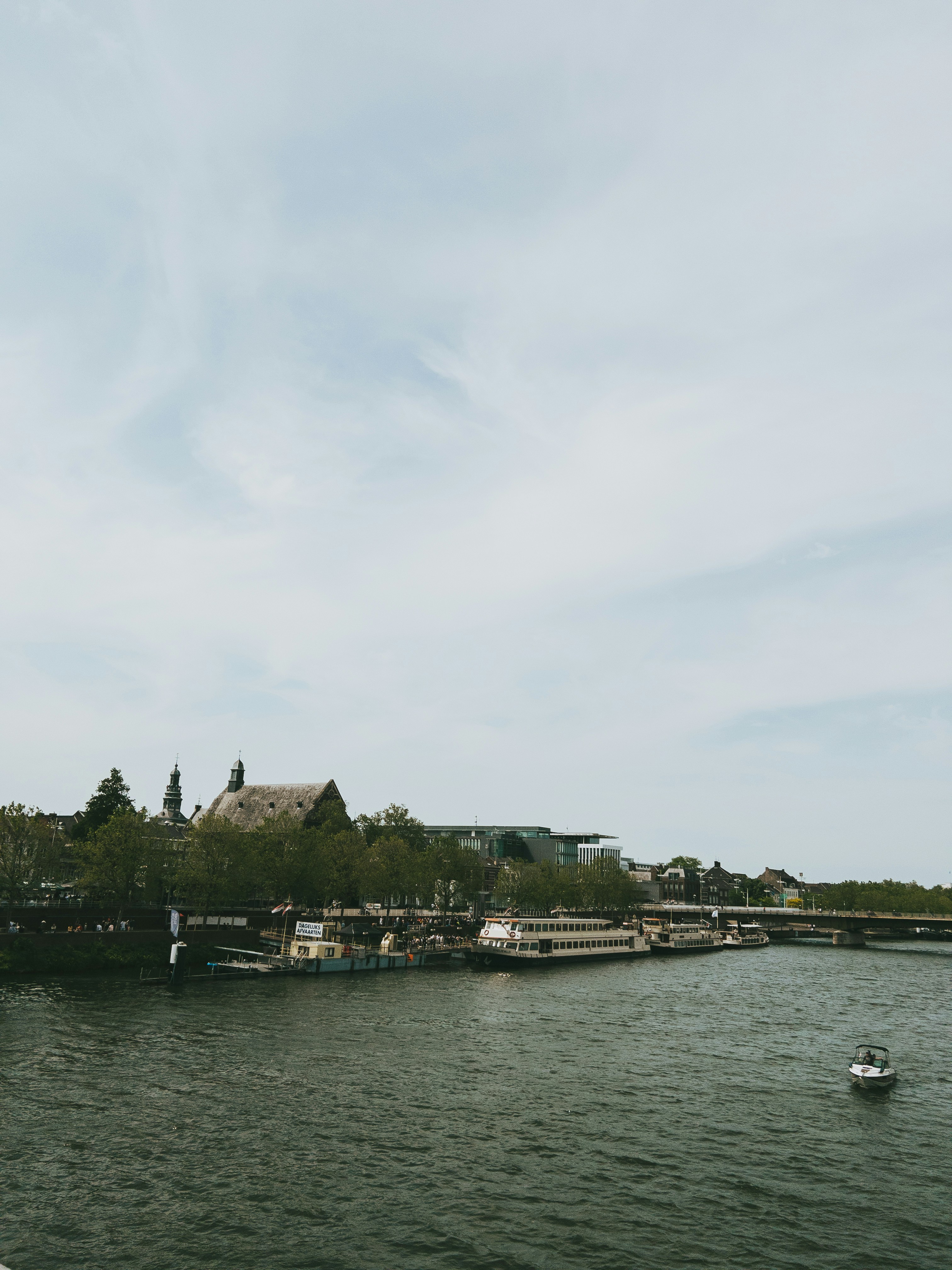 ein Gewässer mit einem Boot darin