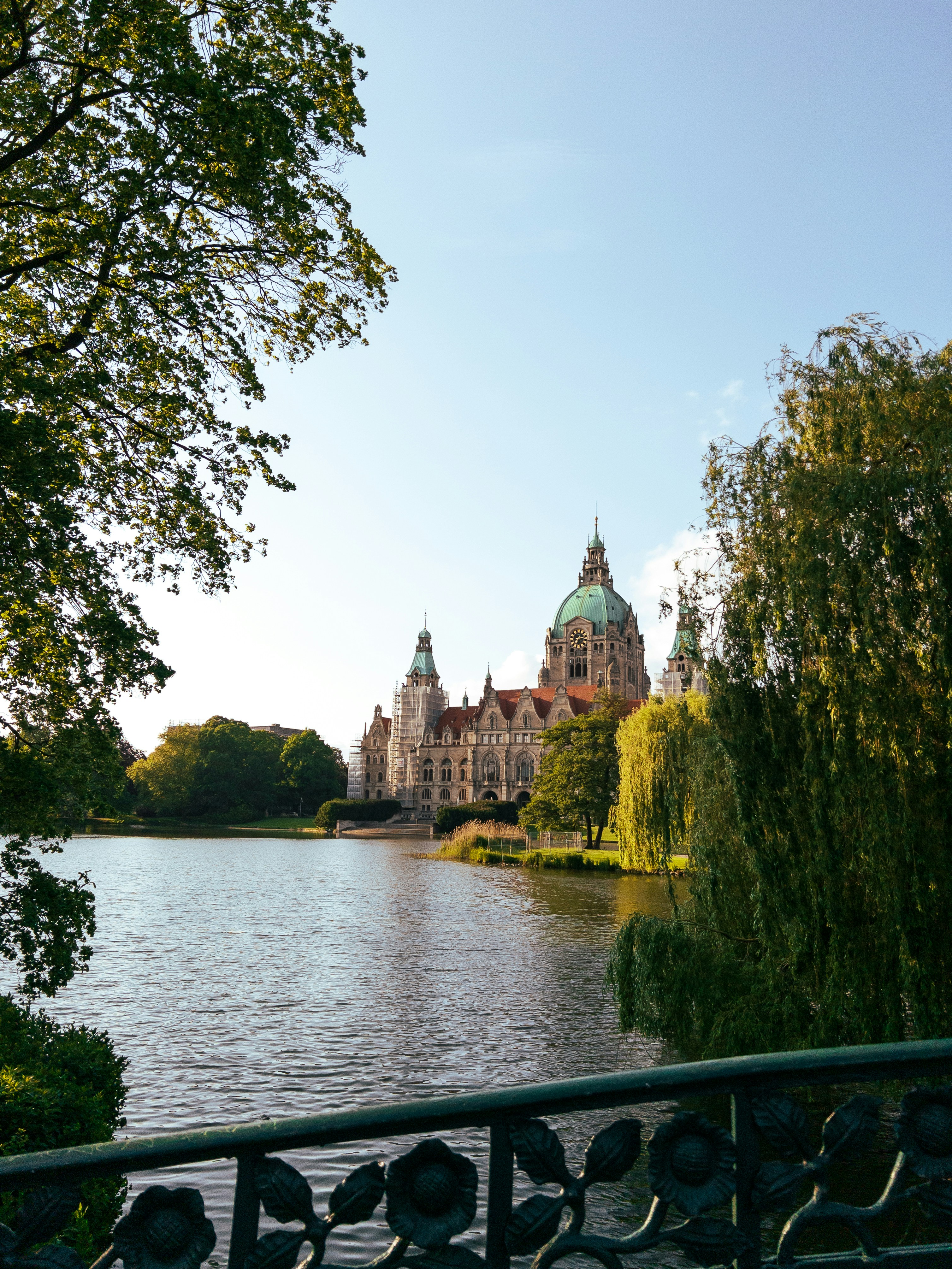 Blick auf eine Burg von der anderen Seite eines Sees