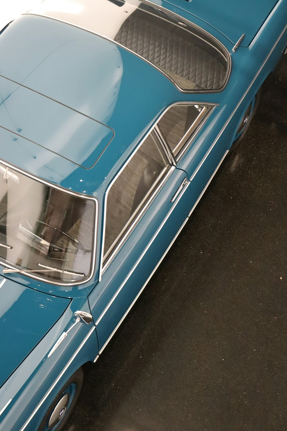 Un coche azul estacionado en un estacionamiento