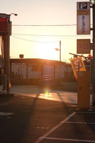 Evening view of the parking area softly lit, showing a calm and secure environment.