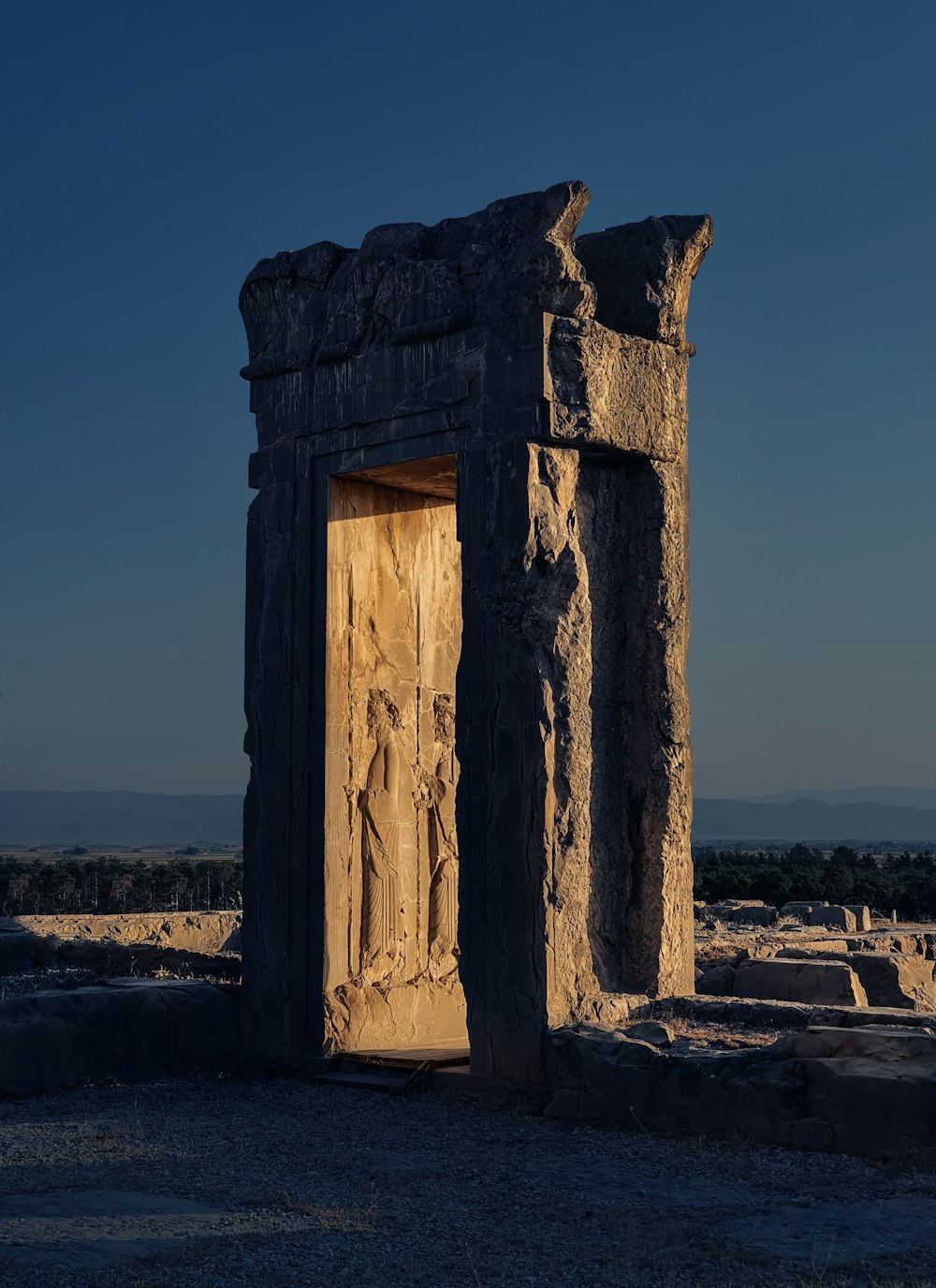 una struttura in pietra con una porta e intagli su di essa