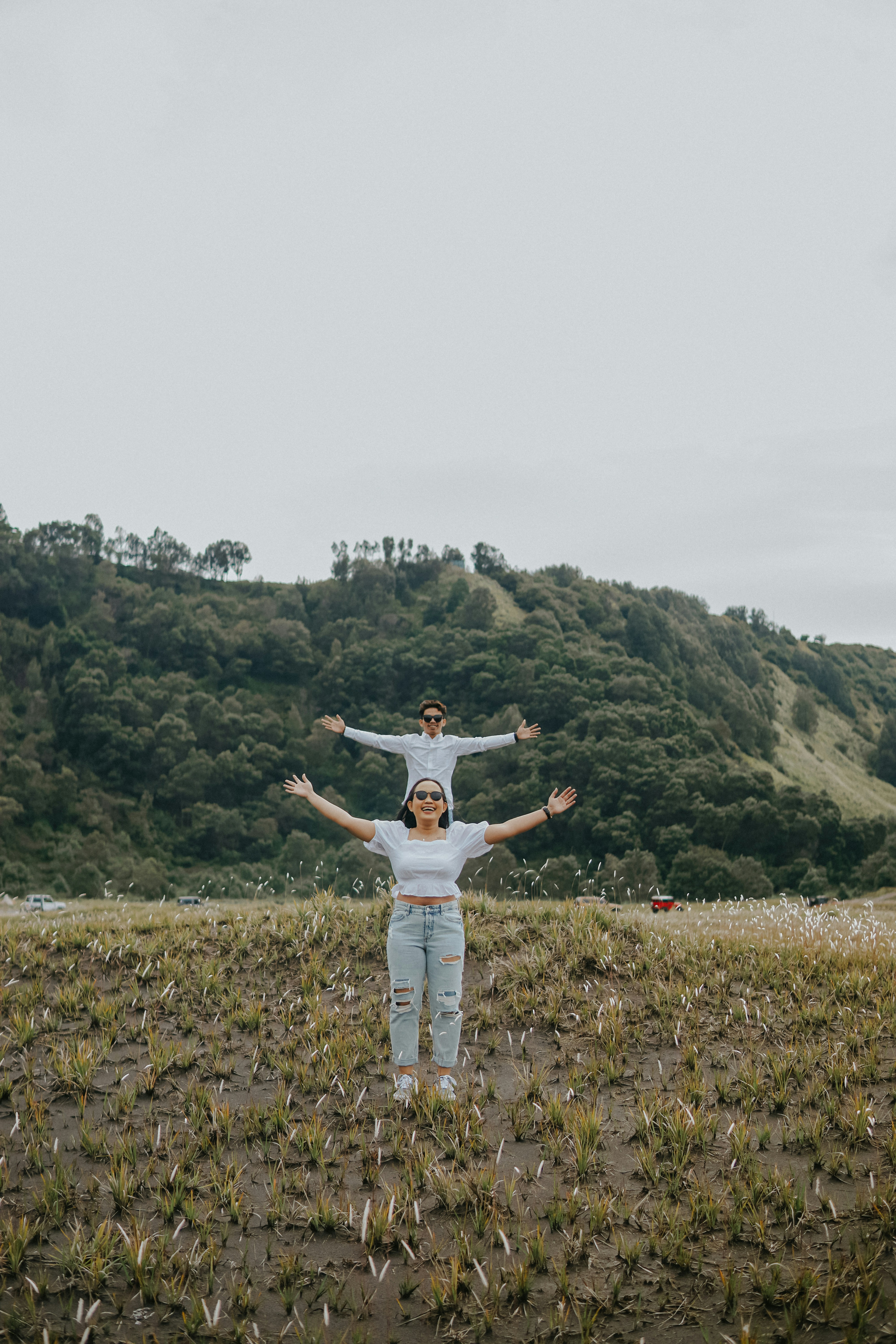 seorang pria dan seorang wanita berdiri di ladang