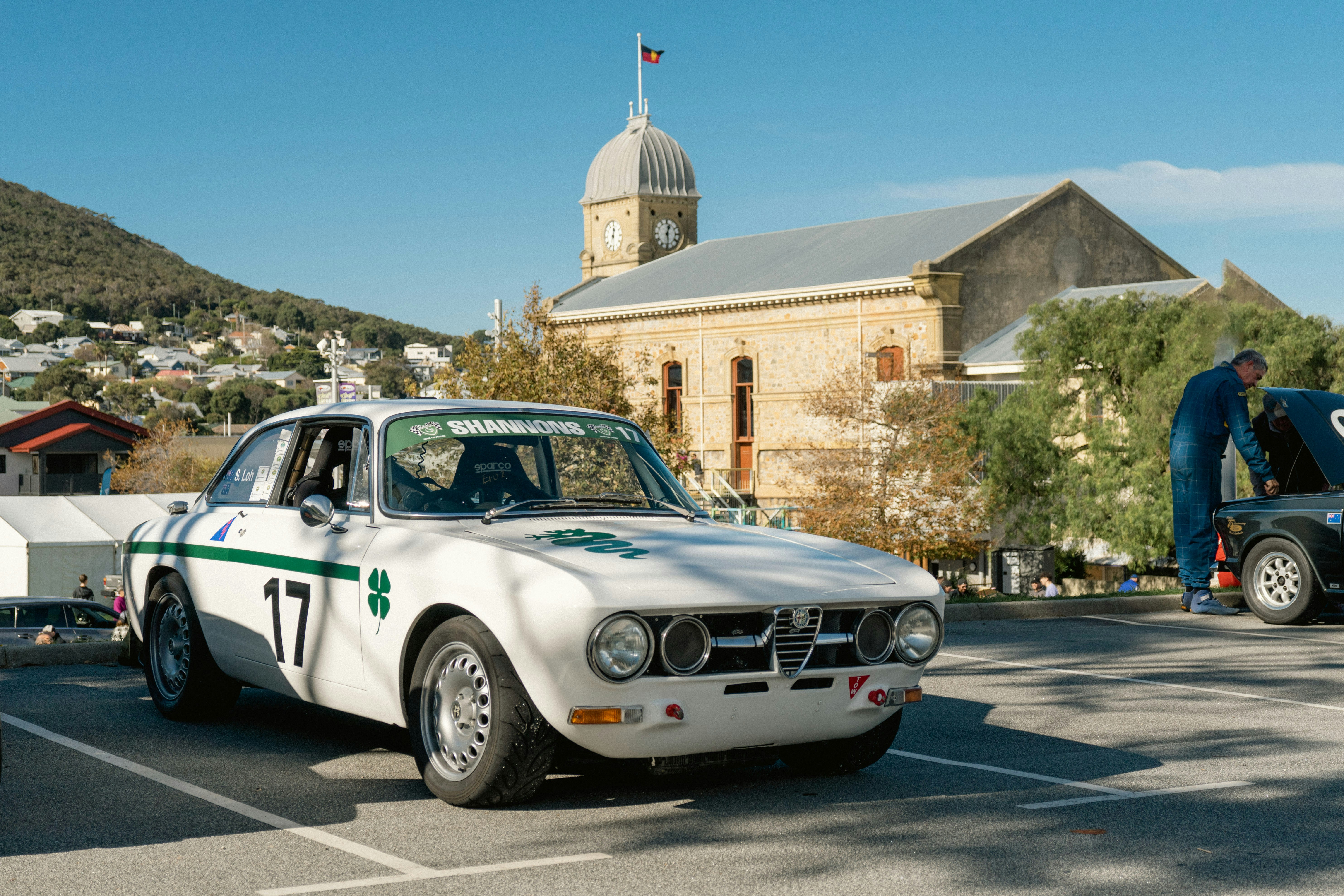 Un coche de policía está estacionado en un estacionamiento