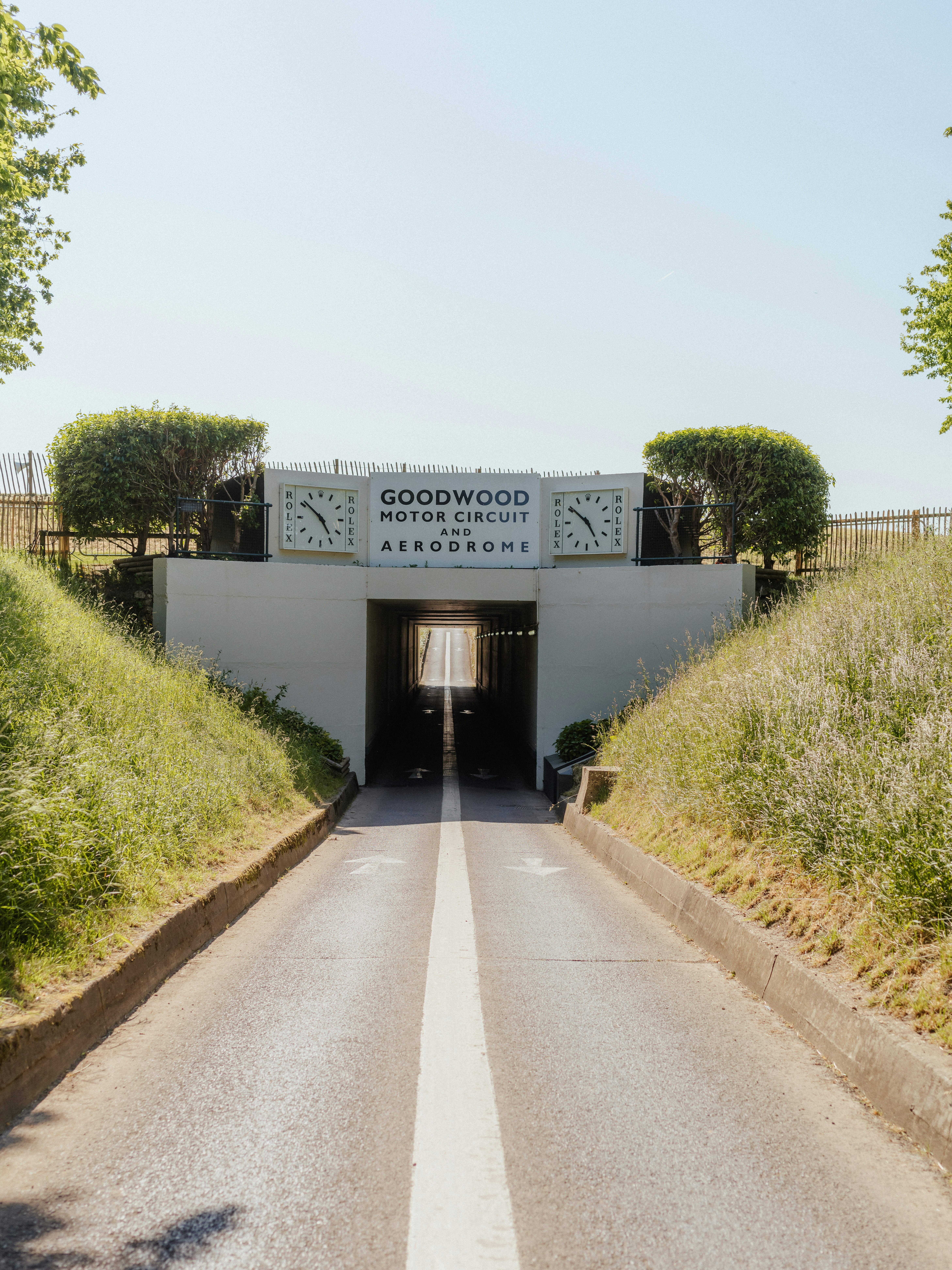 una carretera que entra en un túnel con un letrero en él