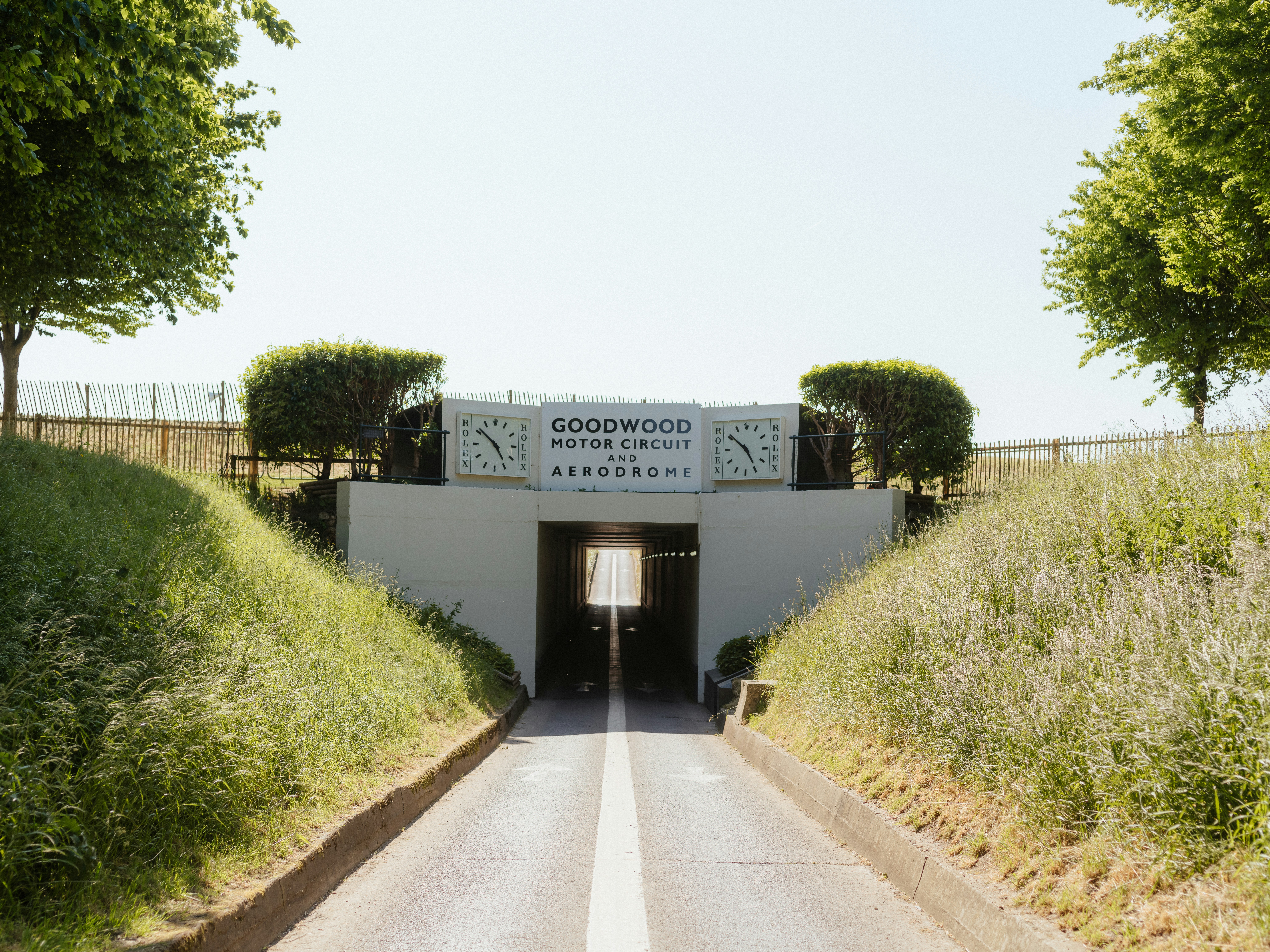 標識のあるトンネルに入る道路