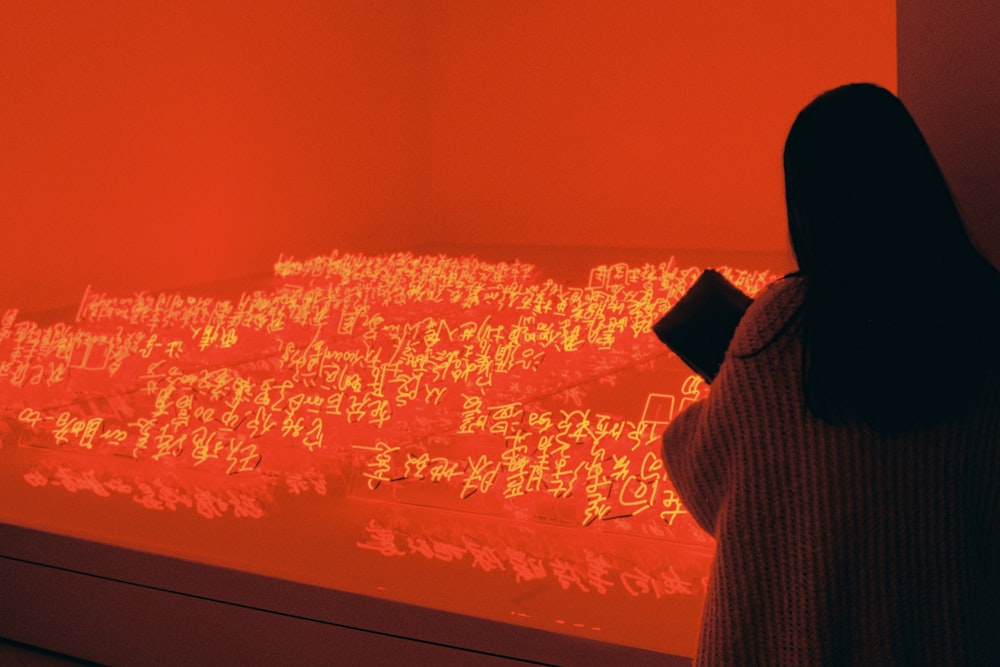 une femme debout devant un feu rouge