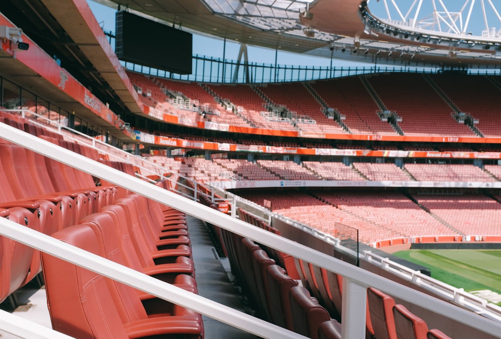 Un estadio lleno de muchos asientos rojos