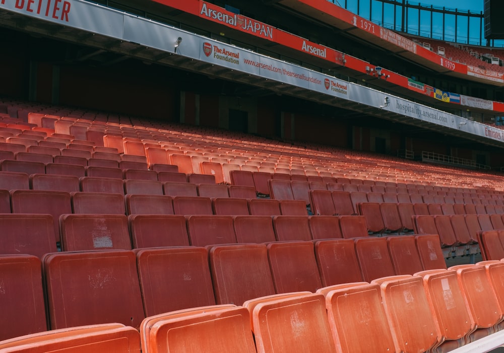 Una fila de asientos vacíos en un estadio