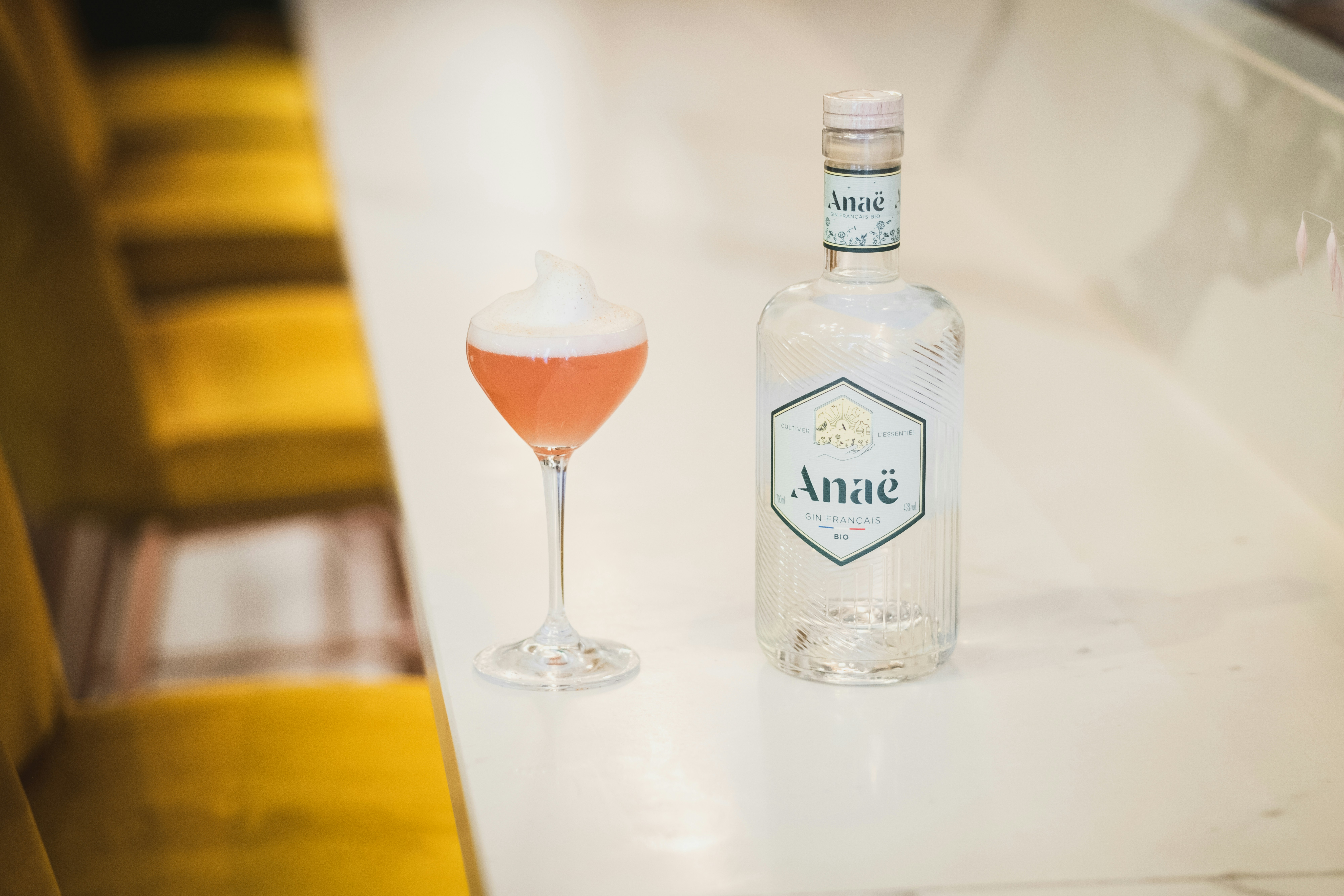 une bouteille d’alcool à côté d’un verre de vin