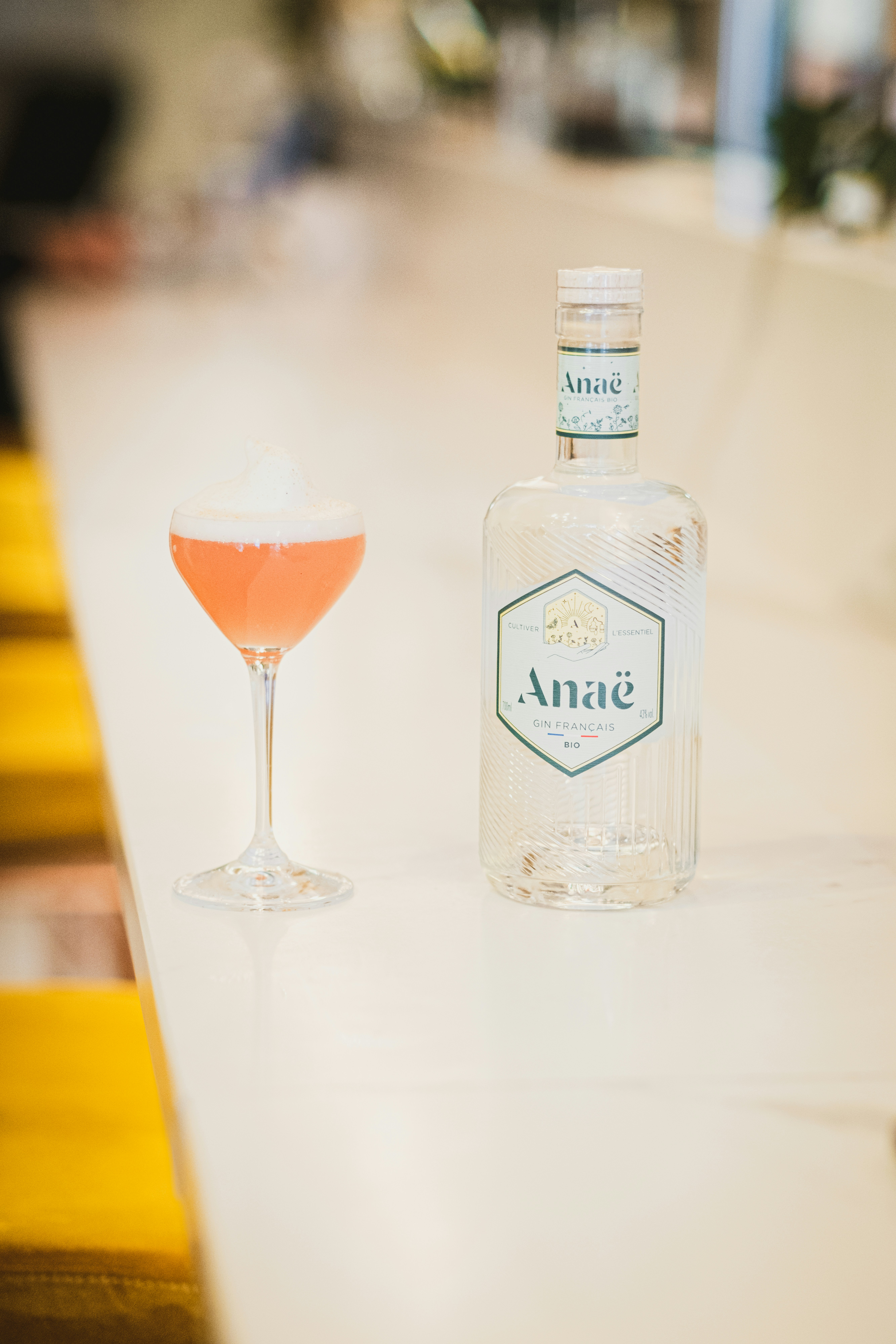 une bouteille d’alcool à côté d’un verre de vin
