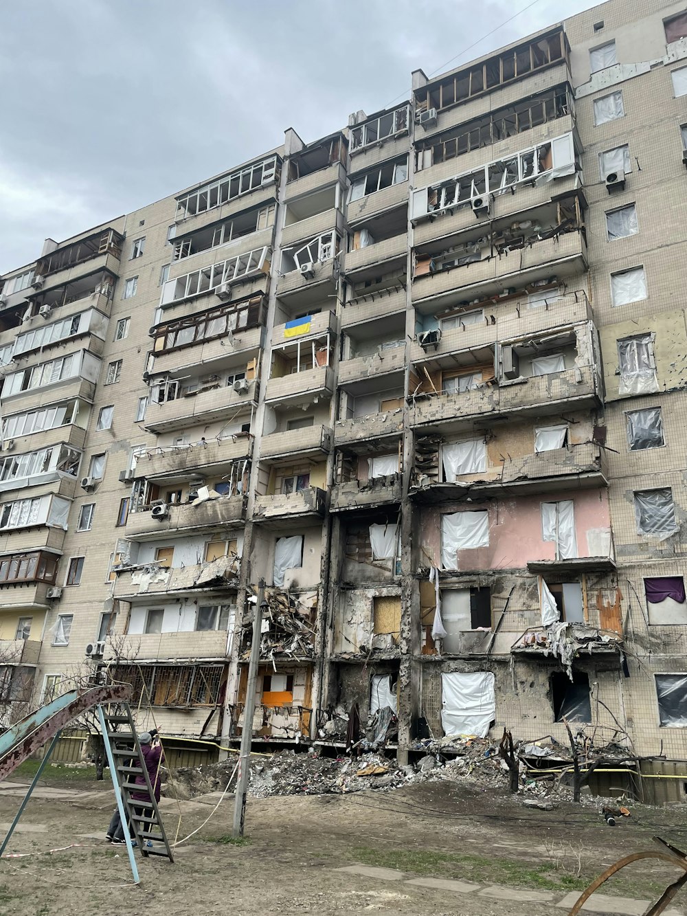 Un edificio molto alto con molte finestre