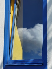 A sparkling window reflecting a bright blue sky in a San Antonio home.