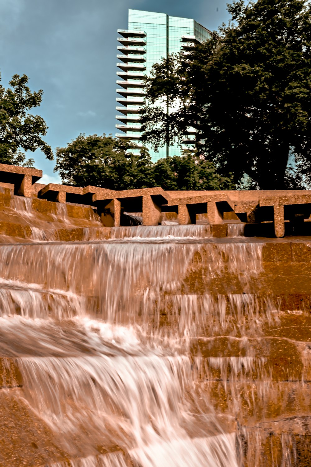 Una cascada con un edificio al fondo