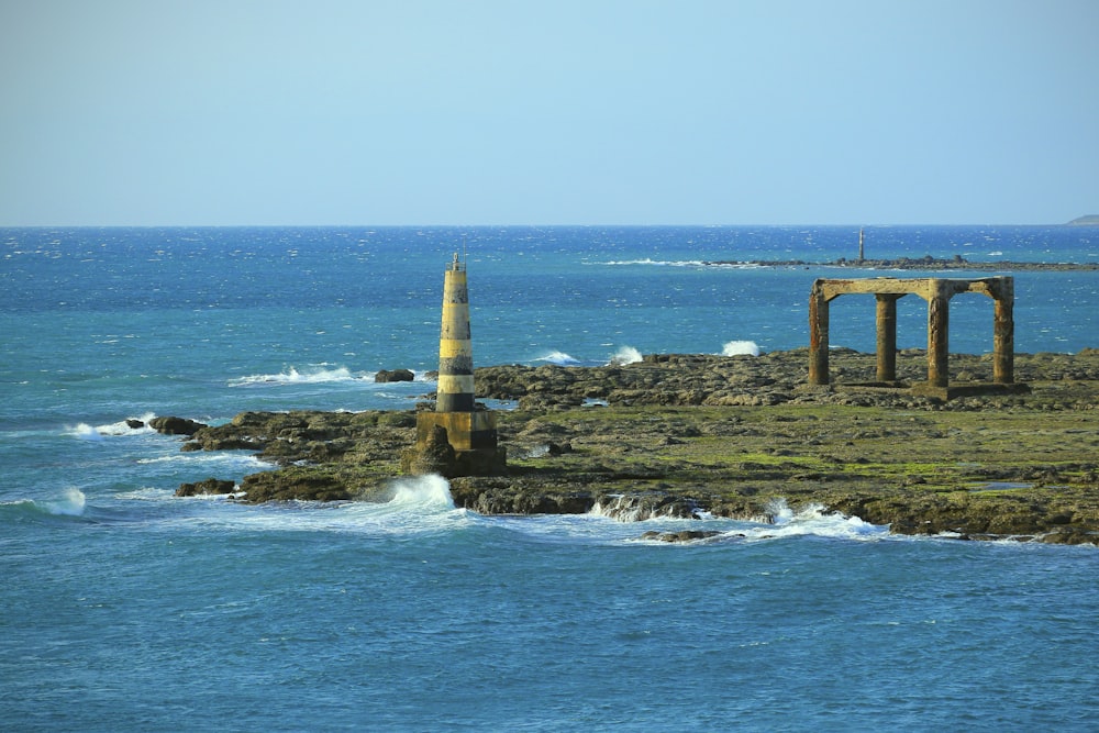 um grande corpo de água ao lado de uma costa rochosa