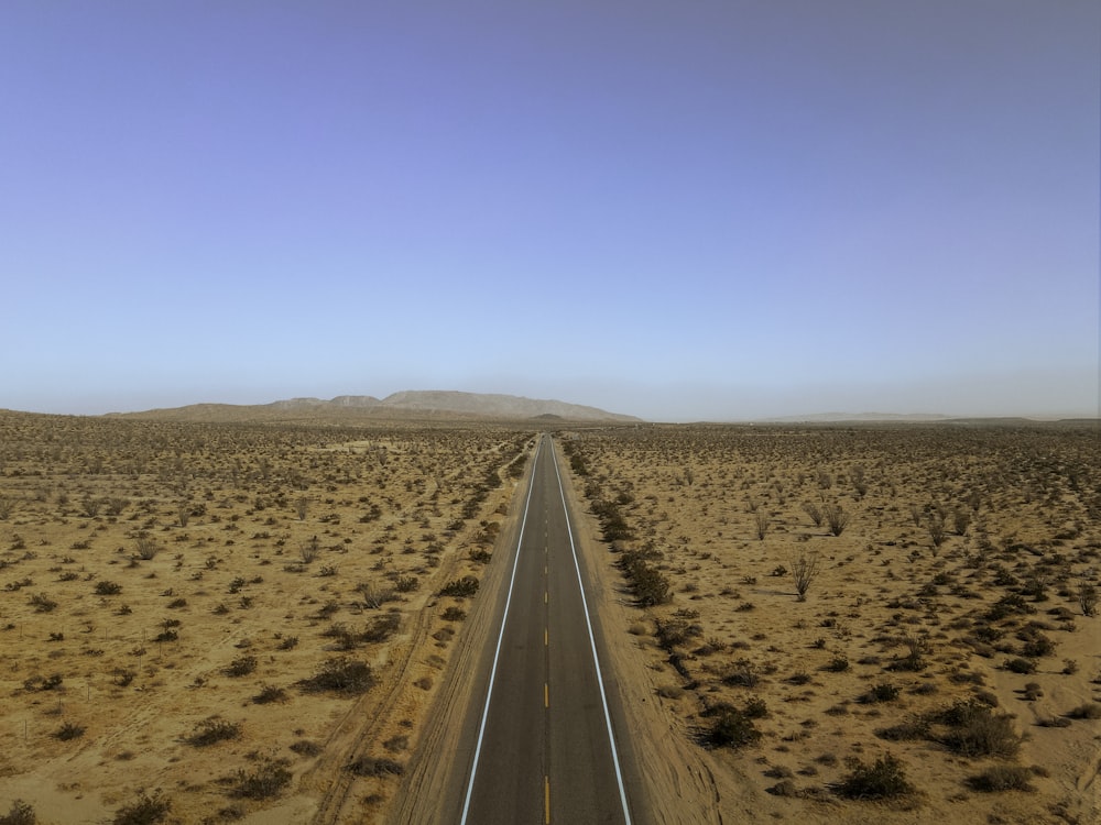 Vue aérienne d’une route au milieu du désert