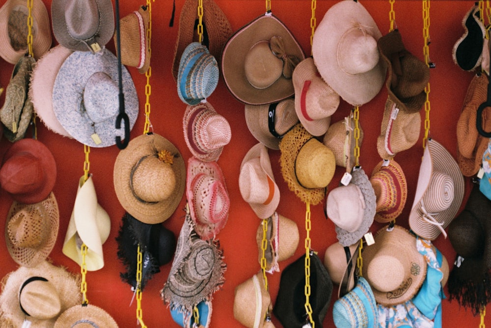 un montón de sombreros colgados en una pared