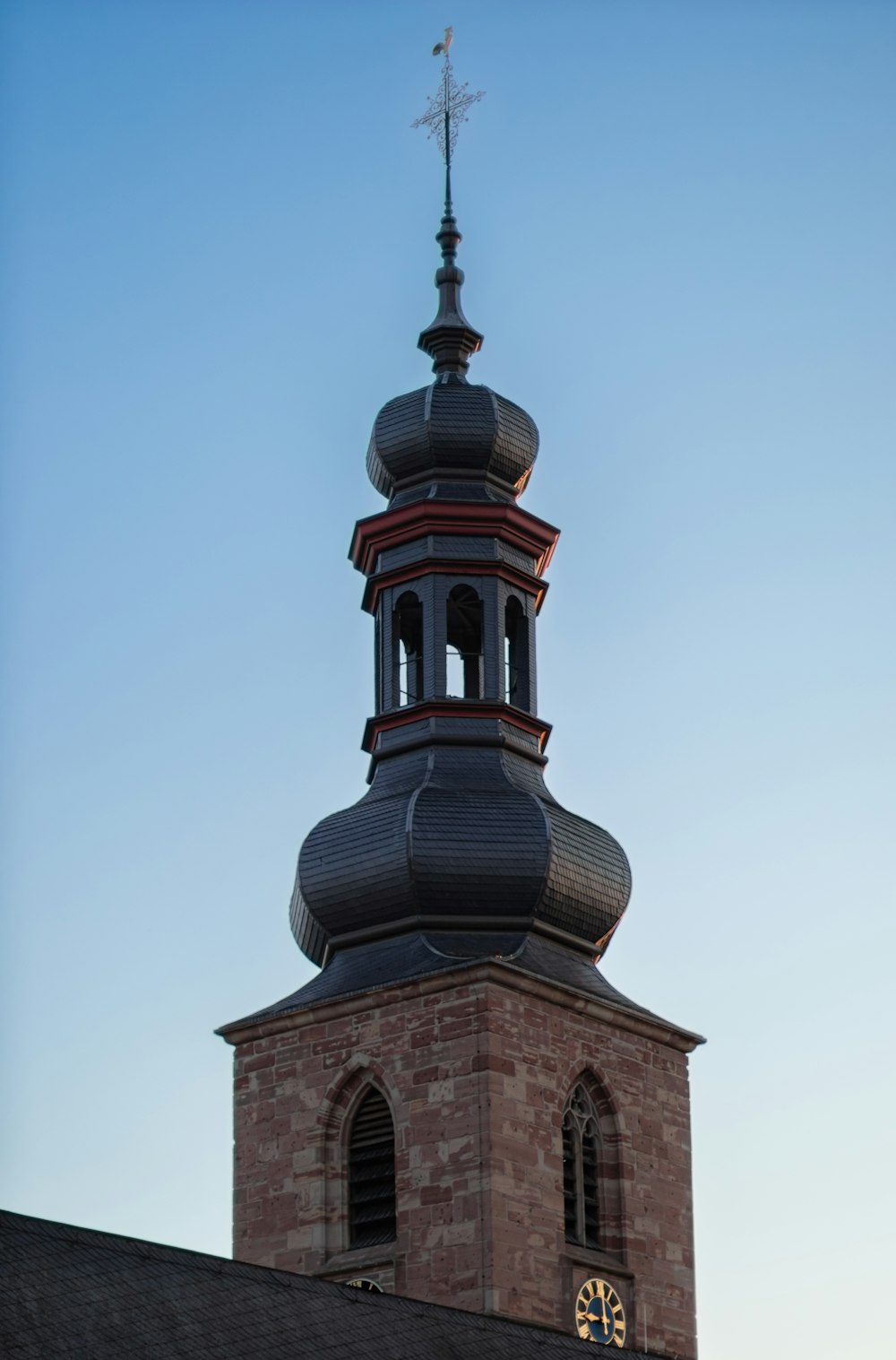 un'alta torre con un orologio sul lato