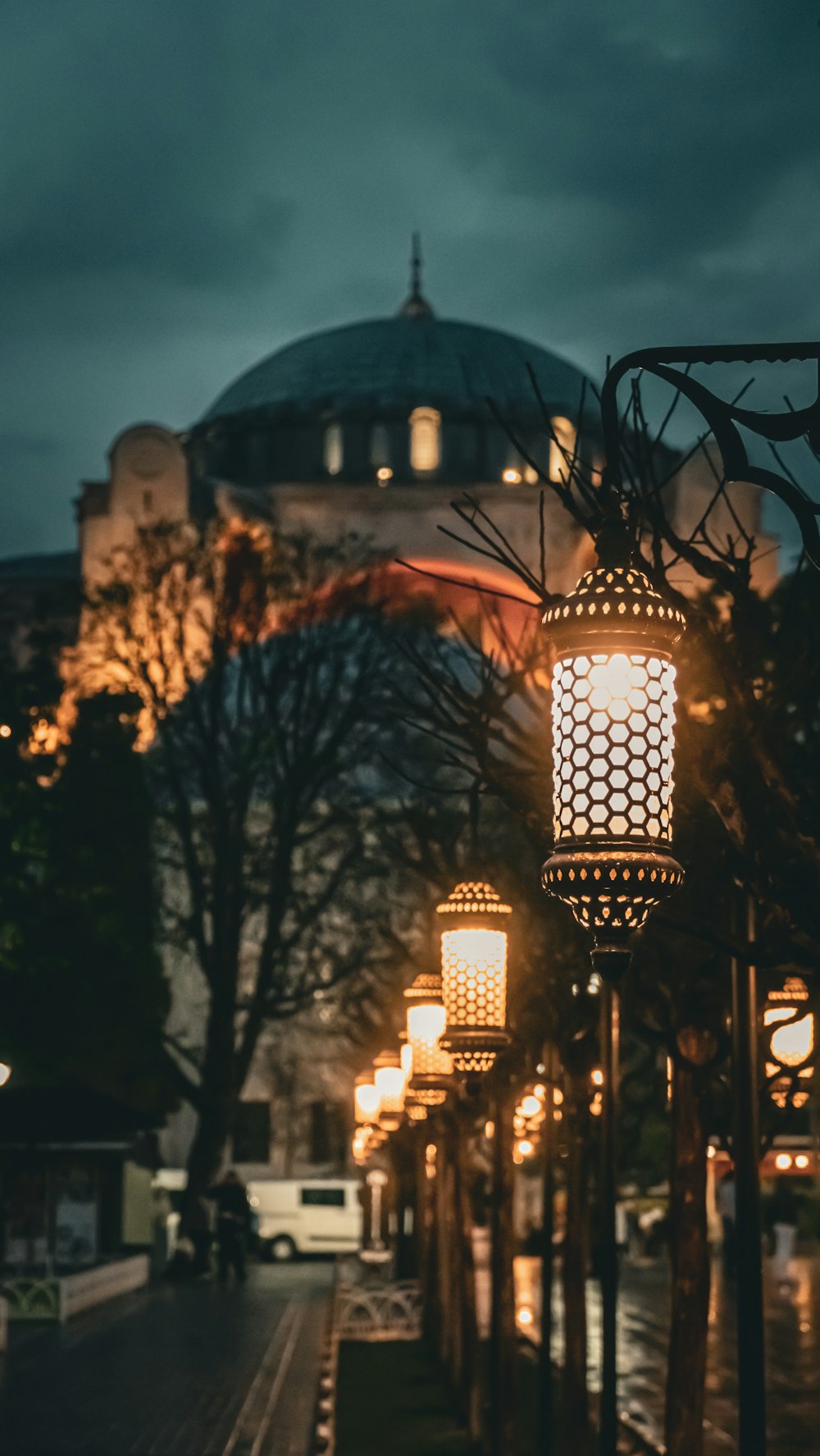 un lampadaire assis sur le bord d’une route