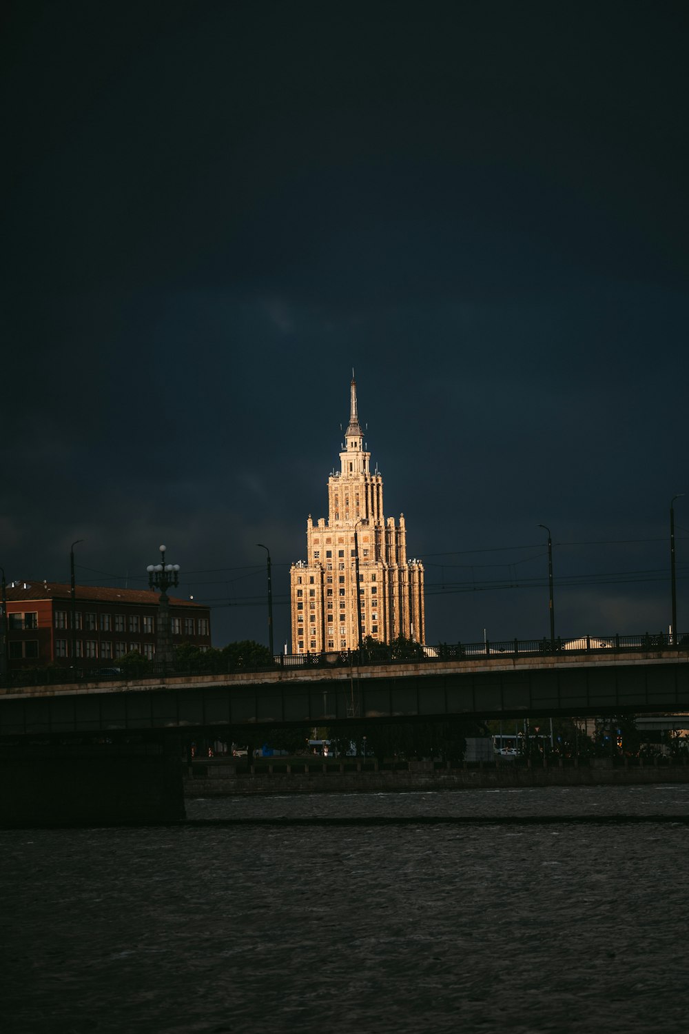 um edifício muito alto sentado no topo de uma ponte